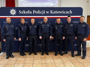 wspólne pamiątkowe zdjęcie z pierwszym zastępcą komendanta maciejem kubiakiem i zastępcą naczelnika wydziały prezydialnego anetą giżyńską