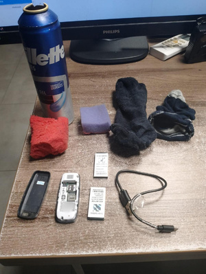 zabezpieczony telefon i puszka po piance do golenia