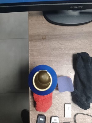 dziura wydrążona w puszce