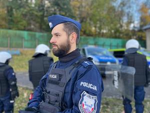 policjant w trakcie ćwiczeń