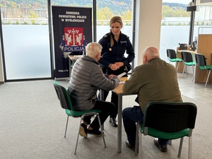 sierżant sztabowa Paulina Róg informuje seniorów w ZUSIE o zagrożeniach