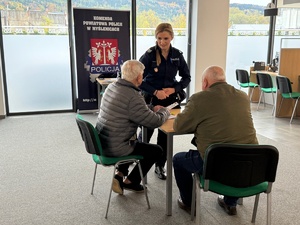 sierżant sztabowa Paulina Róg informuje seniorów w ZUSIE o zagrożeniach