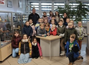 zdjecie grupowe dzieci z policjantami