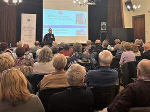 podkomisarz Dawid Wietrzyk podczas spotkania z słuchaczami uniwersytetu trzeciego wieku