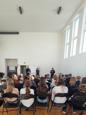 Polcjanci rozmawiają z uczniami klas 4-8
