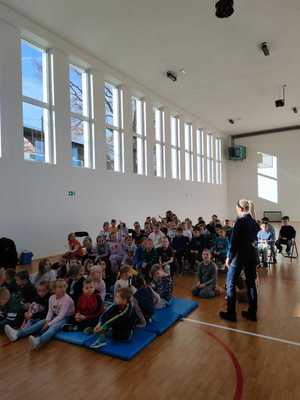 Prelekcja policjanta z uczniami klas 0-3