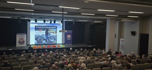 Uczestnicy spotkania edukacyjnego wraz z prelegentką.