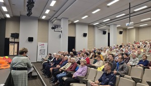 Uczestnicy Uniwersytetu Trzeciego Wieku wraz z prowadzącą.