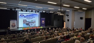 Uczestnicy spotkania edukacyjnego wraz z prelegentką.