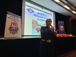 Policjantka podczas wygłaszania wykładu dla uczestników.