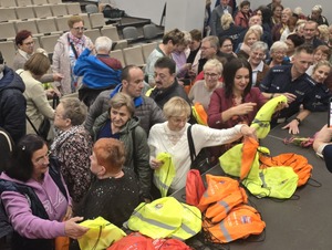 Uczestnicy wydarzenia otrzymujący upominki/gadżety.