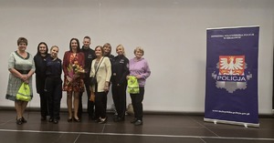 Uczestnicy spotkania edukacyjnego wraz z prowadzącymi i organizatorami.