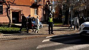 policjant przed przejściem dla pieszych