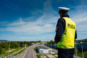 umundurowany policjant ruchu drogowego obserujący drogę