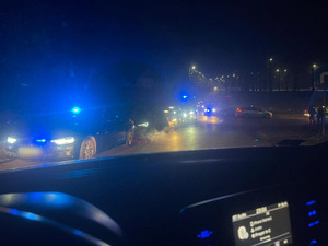 zdjęcie z radiowozu na zatrzymane pojazdy
