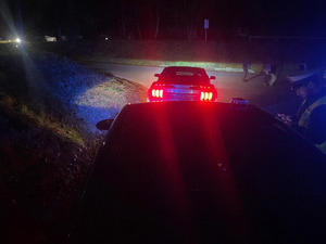 zatrzymany samochód sportowy przed maską radiowozu