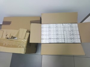 karton z zabezpieczonymi paczkami papierosów