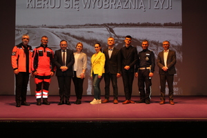 zdjęcie zbiorowe na scenie