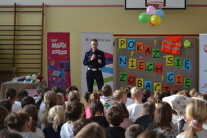 Policjant prowadzi wykład dla uczniów