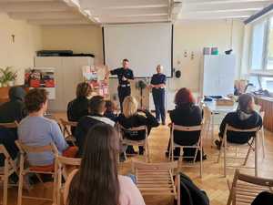 policjanci podczas prelecji z uczniami