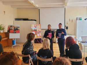 policjantki z ulotkami podczas prelekcji