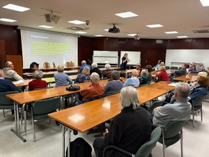 sala wykładowa Stowarzyszenia Operowanych na Serce, w tle funkconariuszka