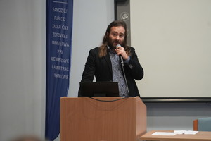 młody profesor podczas wykłądu