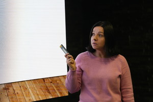 biegła prowadzi wykład