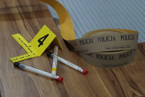 numery i taśma służące do oznaczanie miejsc oględzin i zabezpieczania śladów