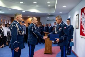 Komendant wojewódzki  wręcza rozkaz o dowołąniu komendanta powiatowego