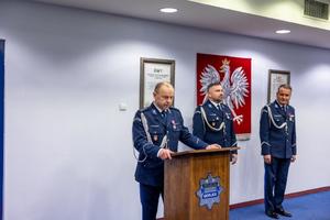 Do zebranych na auli przemawia komendant zdjący stanowisko