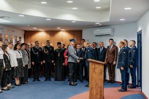 Dowódca uroczystości wita się z komendantem wojewódzkim. W tle zaproszeni goście