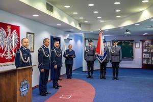 Komendanci i stojący obok poczet sztandarowy