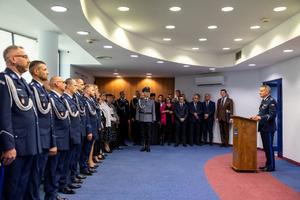 Komendant wojewódzki przemawia do stojących na przeciw policjantów i gości