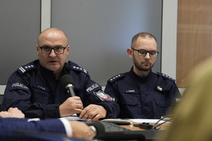 komendant krauz mówi do mikrofonu