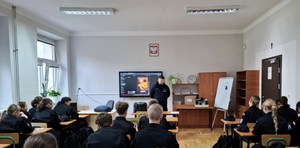 funkcjonariusz prowadzi zajęcia teoretyczne w sali - fot. ZS w Marcinkowicach