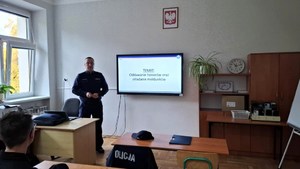 policjant prowadzi zajęcia teoretyczne w sali lekcyjnej - fot. ZS w Marcinkowicach