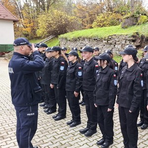 policjant uczy uczniów jak oddawać honory - fot. ZS w Marcinkowicach