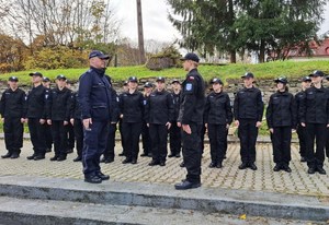 uczniowie ćwiczą składanie meldunku - fot. ZS w Marcinkowicach