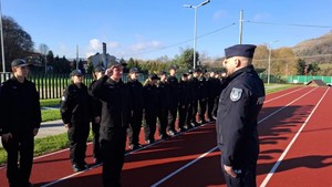 uczniowie uczą się oddawać honory - fot. ZS w Marcinkowicach