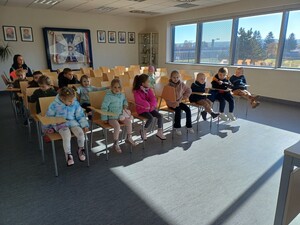 PRZEDSZKOLAKI SŁUCHAJĄ WYPOWIEDZI POLICJANTKI