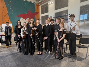 Grupa osób, chłopcy i dziewczęta z instrumentami.