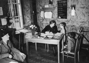 Policjantki podczas służby w izbie zatrzymań, 1939 r., Referat Policji Kobiecej Centrali Służby Śledczej w Warszawie, 
(Narodowe Archiwum Cyfrowe)