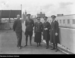 Wizyta angielskich policjantek w Krakowie, zdjęcie wykonano na dachu Pałacu Prasy:  komendantka angielskiej policji kobiecej Mary Allen (druga z prawej), insp. Taggart (pierwsza z prawej) oraz kom. Stanisława Paleolog (trzecia z prawej) (Narodowe Archiwum Cyfrowe)