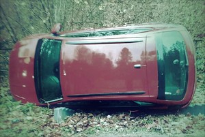 Samochód osobowy na boku.