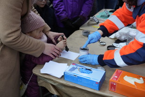 dziecko na stoisku techników kryminalistyki