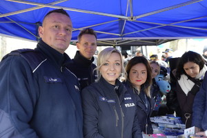 policjanci pozują do zdjęcia na stoisku doboru, prewencji i ruchu drogowego