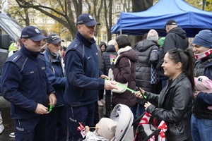 policjanci doboru rozdają odblaski przechodznią