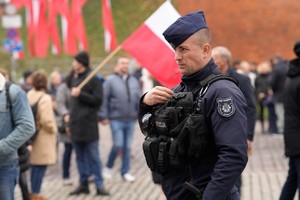 policjant na zabezpieczeniu na placu studzińskiego