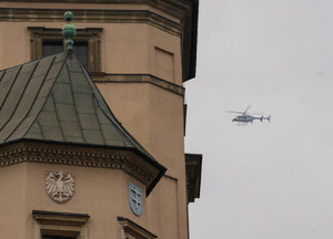 policyjny śmigłowiec nad wawelem